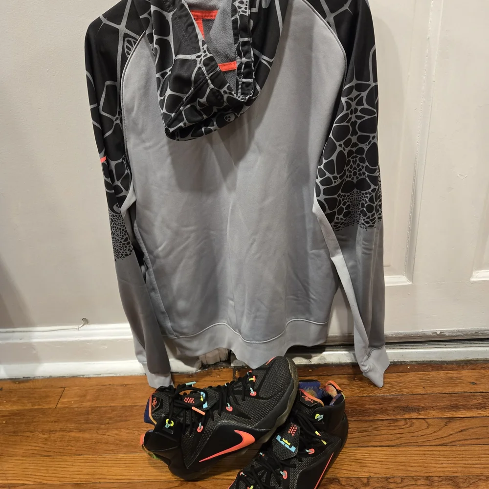 Men's Nike Lebron Sneaker and Hoodie Set - Picture 14 of 14